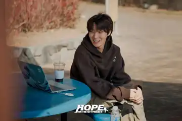 Lirik lagu I Don&rsquo;t Know milik J-Hope BTS featuring Huh Yunjin Le Sserafim lengkap dengan terjemahan Indonesia dan Inggris.