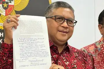 Sekretaris Jenderal DPP PDI Perjuangan (PDIP) Hasto Kristiyanto mewakili Megawati Soekarnoputri menyerahkan surat Amicus Curiae atau Sahabat Pengadilan jelang putusan perselisihan hasil pemilihan umum (PHPU) Pilpres 2024 ke Gedung Mahkamah Konstitusi (MK), Jakarta, Selasa (16/4/2024).  