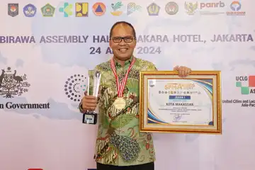 Wali Kota Makassar, Danny Pomanto menerima penghargaan SPM Awards 2024 