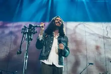 ilustrasi Lirik dan Makna Lagu Too Sweet dari Hozier dan Terjemahannya