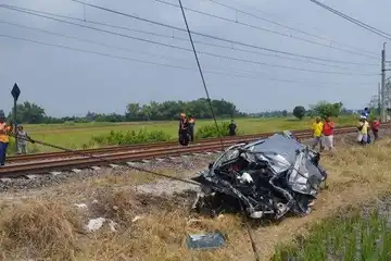 Mobil Toyota Etios tertemper Kereta Api Argowilis di perlintasan tanpa palang pintu, Desa Boto, Kecamatan Wonosari, Klaten.