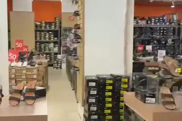 Suasana Perbelanjaan di Matahari Department Store Mall Urip Pontianak. 