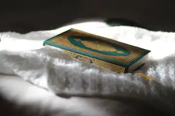 Ilustrasi Al-Qur'an, hukum tajwid surat At-Taubah ayat 122.