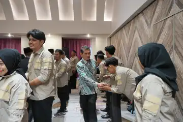 Pj Wali Kota Pontianak Ani Sofian memberikan ucapan selamat kepada anggota PPS se-Kota Pontianak yang telah dilantik oleh Ketua KPU Kota Pontianak.