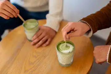 Resep matcha latte yang mudah, enak, dan kekinian. 