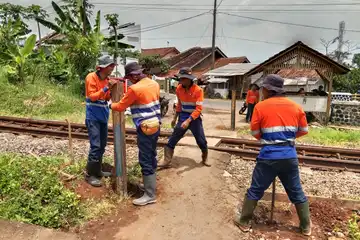 Petugas KAI tengah menutup perlintasan liar di wilayah kerja Daop 2 Bandung / Dok. Humas Daop 2 Bandung