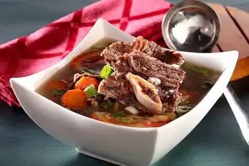 Resep sop iga sapi bening ala resto dan tips membuatnya.