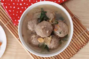 Ilustrasi resep bakso sapi kuah spesial gurih dan enak.