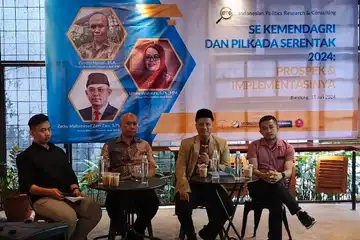 Dosen Ilmu Politik Universitas Padjadjaran (Unpad) Firman Manan (kedua dari kiri), Hedi Ardia (berpeci) dalam diskusi Indonesian Politics Research &amp; Consulting (IPRC) di Bandung, Senin (15/7/2024)