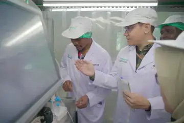  Para delegasi saat di Bio Farma 