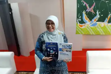 Direktur Pembelajaran dan Kemahasiswaan Kemendikbudristek Sri Suning Kusumawardani memperlihatkan  Buku Panduan Kurikulum Pendidikan Tinggi 2024 dan Buku Pedoman Implementasi Sistem Penjaminan Mutu Internal (SPMI) kepada wartawan, Senin (22/07/2024). 