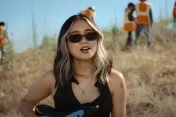 Arti Lirik Lagu Buzz - NIKI.