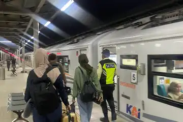 Ilustrasi Penumpang KA di Stasiun Cikarang, Bekasi