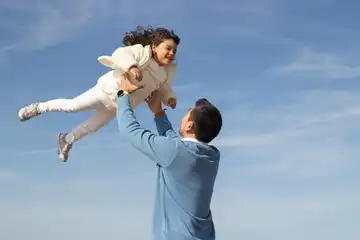 Ilustrasi zodiak ayah yang memperlakukan anak perempuannya seperti tuan putri.