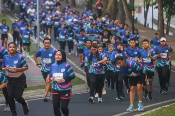 Pelari mengikuti Runhub 2024 di Taman Mini Indonesia Indah, Jakarta, Minggu (22/9/2024). Sebanyak 2.500 pelari meramaikan even yang diselenggarakan Kementerian Perhubungan, bekerja sama dengan harian Kompas, dalam rangka Hari Perhubungan Nasional yang jatuh tepat pada 17 September. Runhub edisi kedua melombakan 5 kilometer dan 10 kilometer yang memperebutkan total hadiah sebesar Rp 217 juta untuk para pemenang.   KOMPAS/HENDRA A SETYAWAN (HAS) 22-09-2024