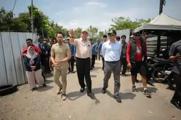 Pj Walikota Bandung A. Koswara (kemeja biru langit) saat meninjau lokasi yang akan dibangun TPST di Gedebage, Selasa (1/10/2024)/Dok. Diskominfo Bdg
