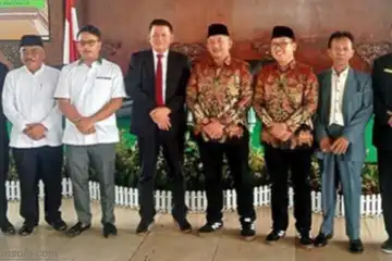 Dua pasangan calon (paslon) Pilkada Karanganyar 2024, Ilyas Akbar Almadani - Tri Haryadi dan Rober Christanto - Adhe Eliana, berhadapan dalam sebuah forum diskusi yang diadakan di Pendopo RM Said. 