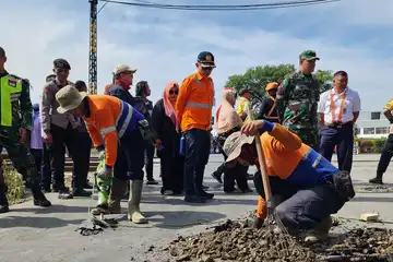 Petugas melakukan penutupan JPL Andir-Ciroyom, Rabu (23/10/2024) / Dok. Humas Daop 2 Bdg