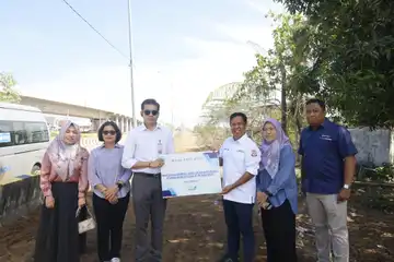 Penyerahan secara simbolis akses jalan oleh Division Head Pelayanan SDM dan Umum Pelindo Regional 4, Basri Alam kepada Lurah Buloa, Moh. Dwi Aditya Mukhtar.