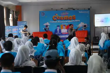 Keseruan  by.U  by.Universe di SMAN 2 Makassar, yang mengangkat tema COSMOS (COntent SocMed Original dan seru). 