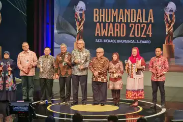 Wali Kota Banjarmasin, Ibnu Sina, terima penyerahan penghargaan Bhumandala Award 2024