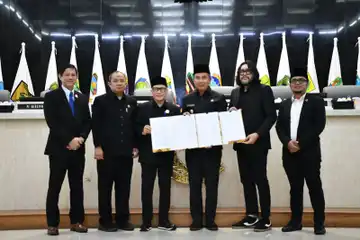 Penjabat Gubernur Jabar Bey Machmudin saat menghadiri Rapat Paripurna DPRD Provinsi Jabar di gedung DPRD Jabar, Kota Bandung, Jumat (8/11/2024)