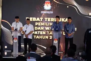 dua pasangan calon Bupati dan Wakil Bupati Tanah Laut dalam debat terbuka