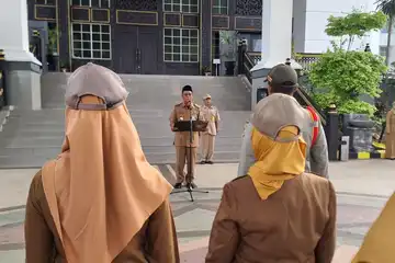 Gubernur Kalsel, Sahbirin Noor, terlihat pimpin apel pagi di halaman Setdaprov Kalsel di Banjarbaru, Senin (11/11)