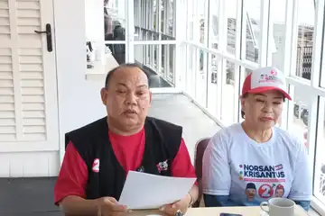 Tim Pemenangan Paslon 02,   Yakobus Kumis, didampingi Linda Ango. 