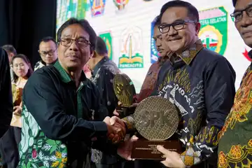 Sekda Sulsel Jufri Rahman, terima Penghargaan Indeks Maturitas Tata Kelola SPK dari BSN