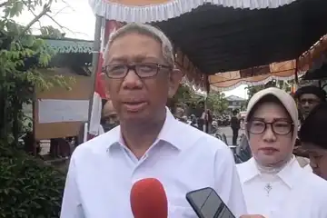  Cagub Kalimantan Barat, Sutarmidji beserta istri melakukan Pencoblosan di TPS 004, Gg. Waris, Kelurahan Sungai Beliung, Kec. Pontianak Barat.  (Wilhelmus Triputra)