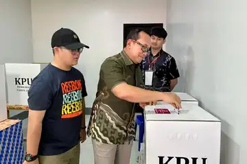 Cabup Kubu Raya, Sujiwo melaksanakan Pencoblosan di 12, Desa Sungai Raya Dalam. (Ist)