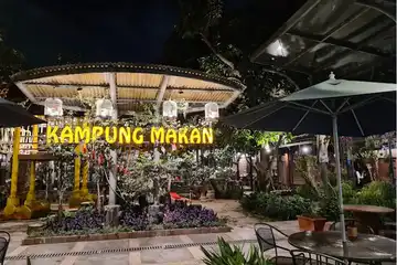 Kota Jakarta memang tak pernah kehabisan tempat kuliner menarik. Namun, jika Anda mencari restoran yang menyajikan makanan lezat, ramah anak, dan memiliki suasana yang asri maka Kampung Makan adalah pilihan yang tepat.