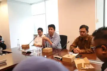 Kepala OJK Sulsel Sulbar, Darwisman (tengah) memberi keterangan pada kegiatan media gathering di Jakarta