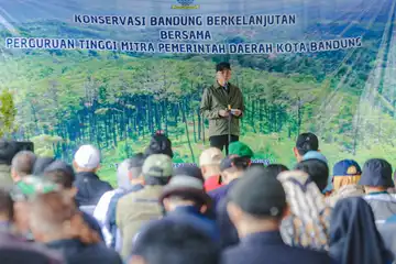 Pj Walikota Bandung A. koswara (jaket hijau) saat sambutan dan melakukan penanaman bibit pohon di Taman Kehati Cipadung, Sabtu (14/12/2024) / 