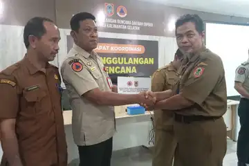 Penyerahan berita acara pinjam pakai alat pendeteksi bencana gempa dan tsunami