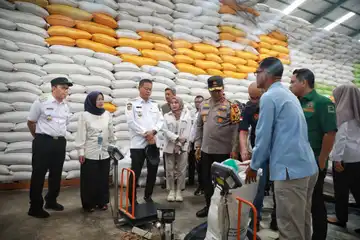 Wali Kota Makassar Danny Pomanto bersama Pj Gubernur Sulsel Prof Fadjry Djufry meninjau gudang Bulog Panaikang Sulsel 
