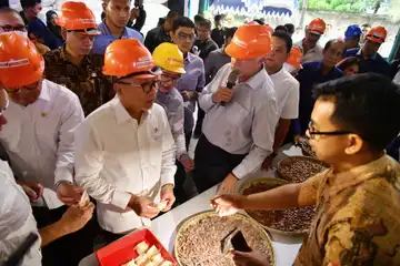 Menteri Koordinator (Menko) Bidang Pangan RI Zulkifli Hasan meninjau Gudang Kakao PT Papandayan Cocoa Industries, Kamis, 16 Januari 2025