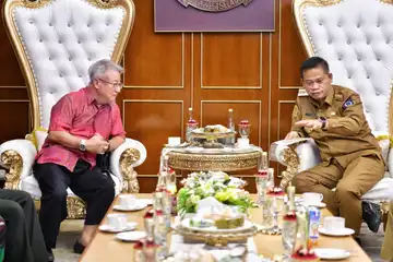 Penjabat Gubernur Sulsel, Prof Fadjry Djufry bersama Wakil Ketua III Walubi sekaligus Panitia Cap Go Meh, Mikel Darmaji