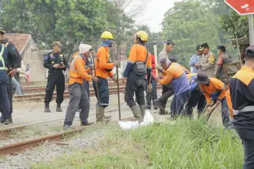 Saat sosialisasi dan penutupan perlintasan liar di wilayah Daop 2 Bdg. 