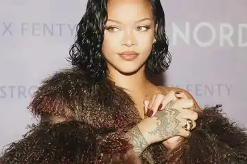 Lirik dan Arti Lagu Loveeeeeee Song Rihanna: If I'm Your Girl Say ...