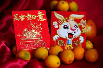Ilustrasi ucapan gong xi fa cai dalam bahasa Inggris.
