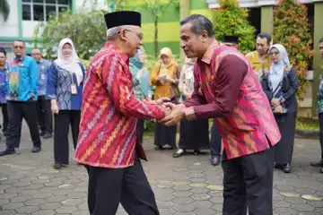 Pj Wali Kota Pontianak Edi Suryanto berpamitan dengan Sekretaris Daerah Kota Pontianak Amirullah usai Apel HUT ke-68 Pemprov Kalbar di lingkungan Pemkot Pontianak. (Kominfo/Prokopim)