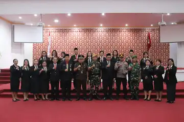 Pj. Bupati Landak, Gutmen Nainggolan, bertindak sebagai inspektur upacara dalam rangka memperingati HUT ke-68 Pemerintah Provinsi Kalbar tahun 2025. 
