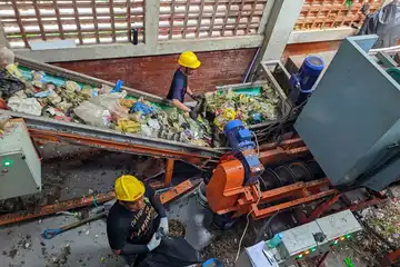 Para pegawai TPST Nyengseret Kota Bandung sedang melakukan pemilahan sampah, Sabtu (1/2/2025)