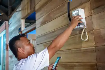 Pelanggan Rumah Tangga PLN saat mengisi voucher listrik 