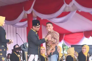 Reporter Smart FM Balikpapan - Debi saat menerima pin emas dari Walikota Balikpapan - Rahmad Mas'ud sebagai warga berprestasi, Senin 10 Februari 2025 di BSCC DOME Balikpapan