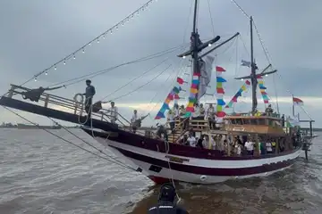 Kapal pinisi untuk Barito River Cruise