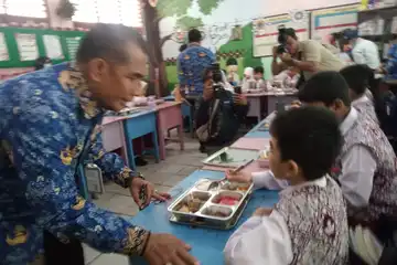 Sekda Balikpapan - Muhaimin saat meninjau pelaksanaan Makan Bergizi Gratis di Balikpapan Selatan, Senin 17/02-2025