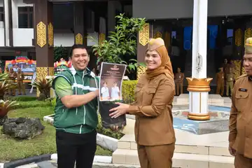 penyerahan bibit tanaman sebagai ganti papan bunga untuk ucapan kepada kepala daerah baru di Banjarmasin
